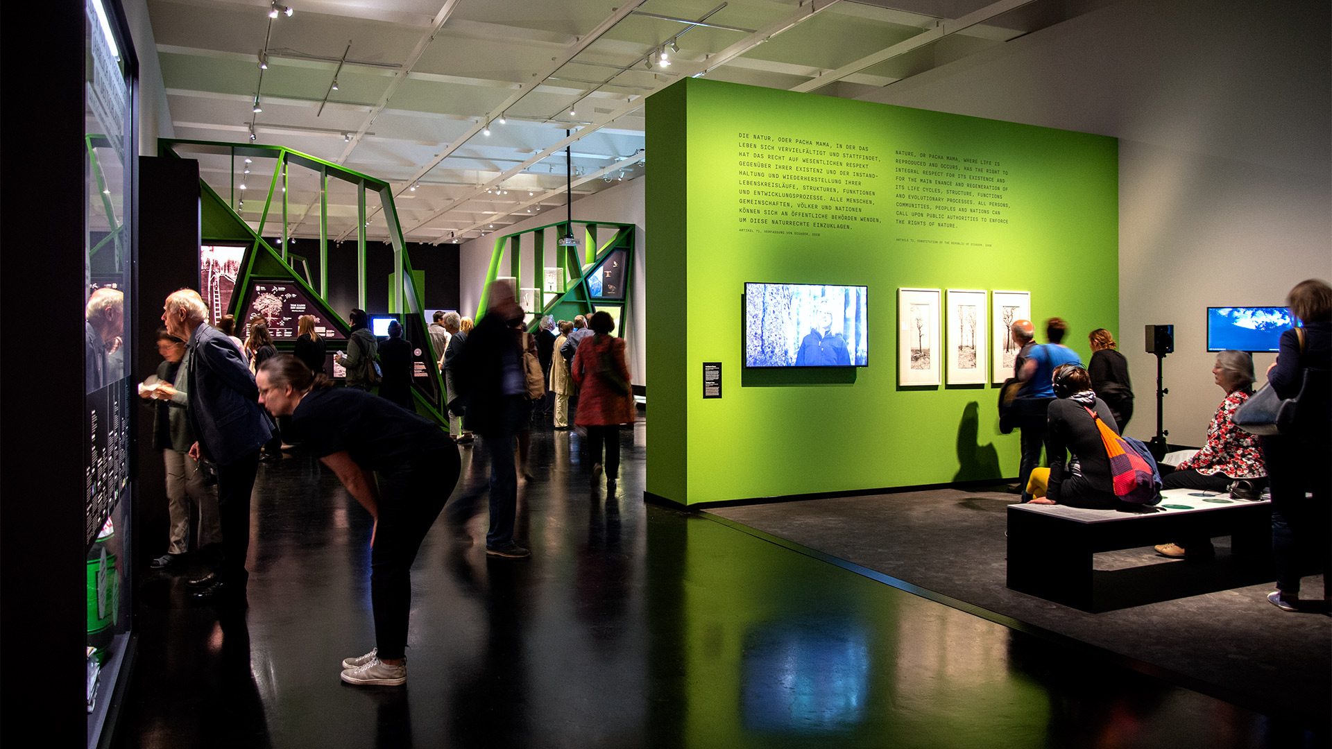 dhmd_ausstellung_R2+besucher.jpg