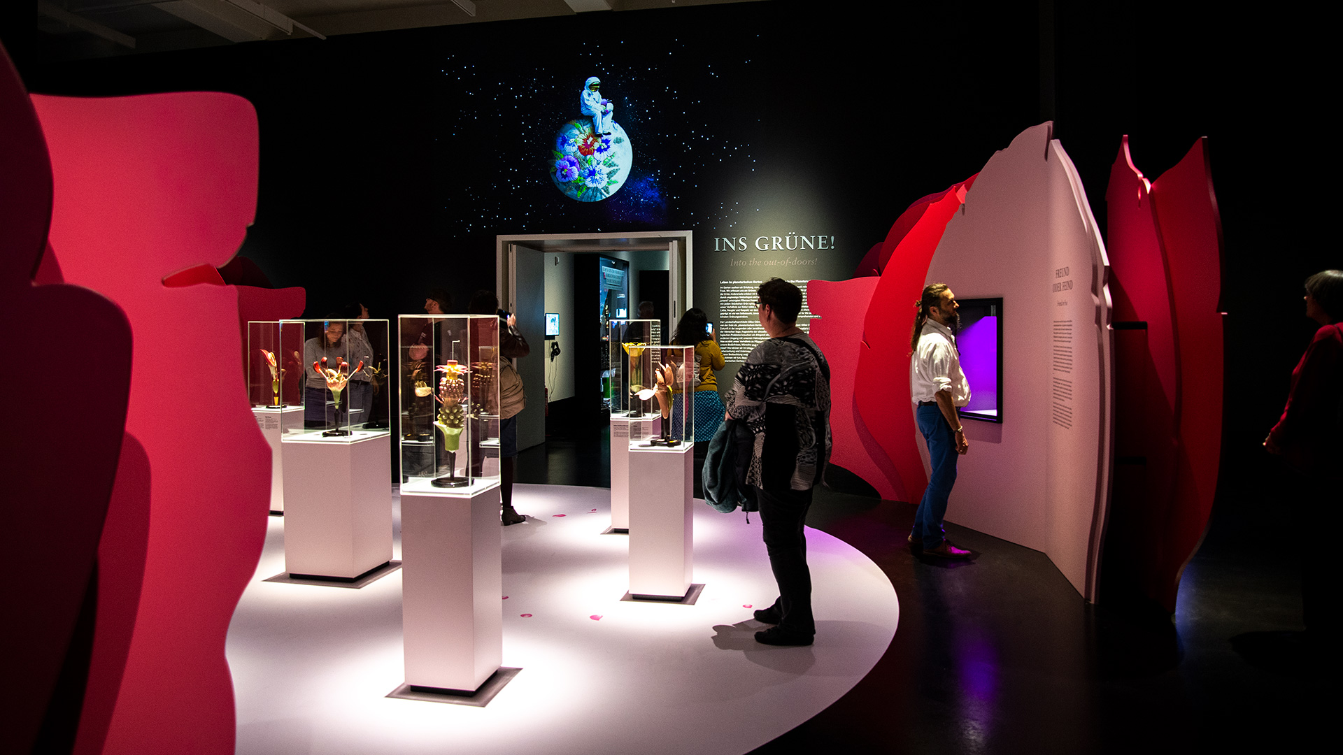 dhmd_ausstellung_R3+besucher.jpg