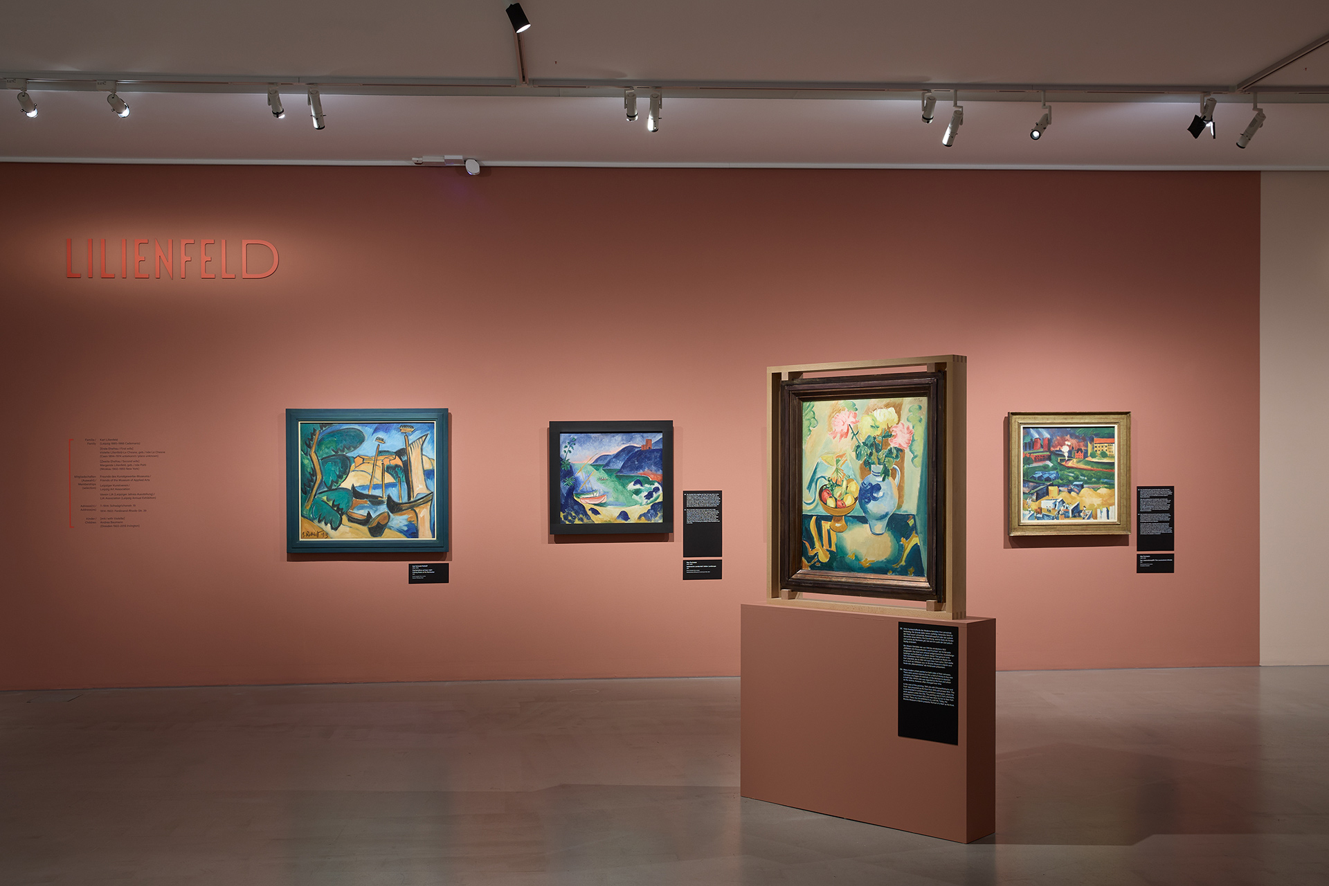 MdbK_Vier-Waende-voller-Kunst_Ausstellungsansichten-1.jpg